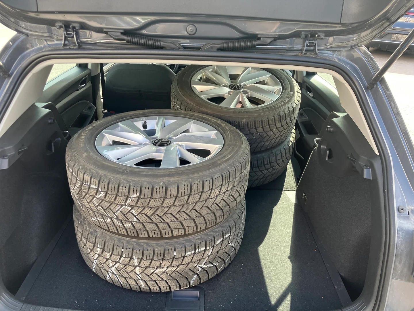 Car Image - 4pxaCgzaOz5MDEwxBAgbwm