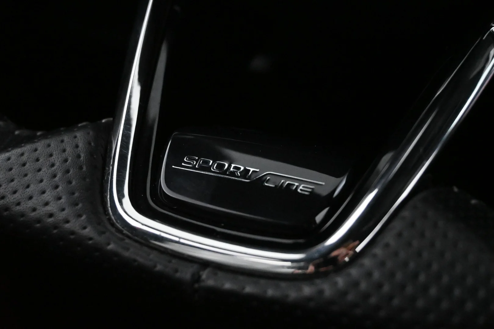 Car Image - 6VsNeLLzfiC2JWBE8ZBwHG