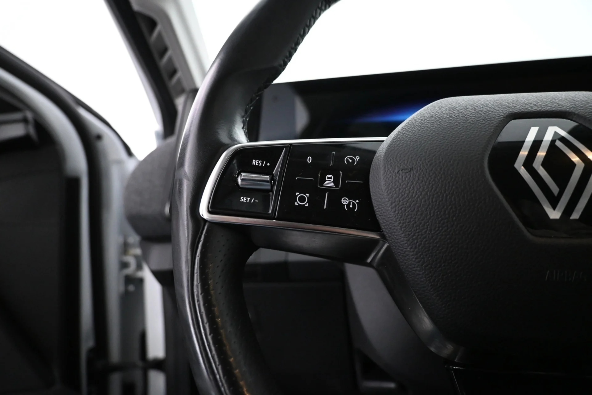 Car Image - 7CR1CrO3LAN8Jmt171w0q1
