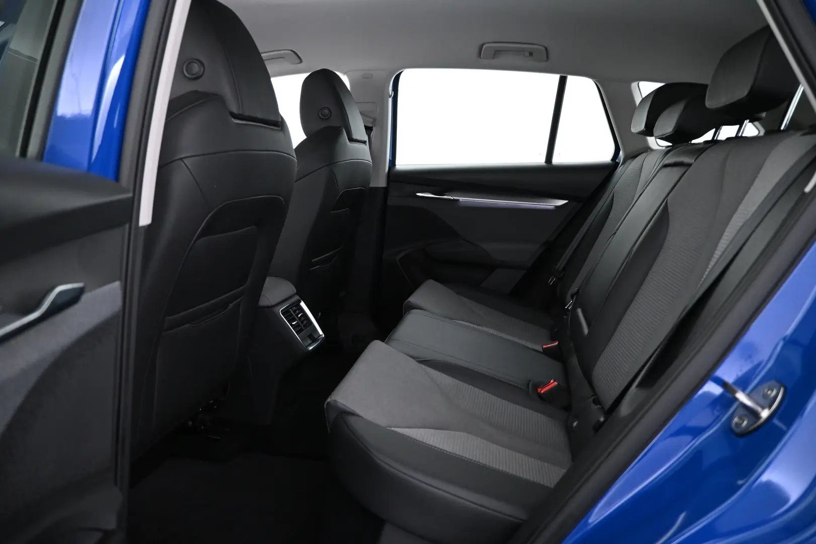 Car Image - Sx5FfyAITcq6GHgIKhwgO