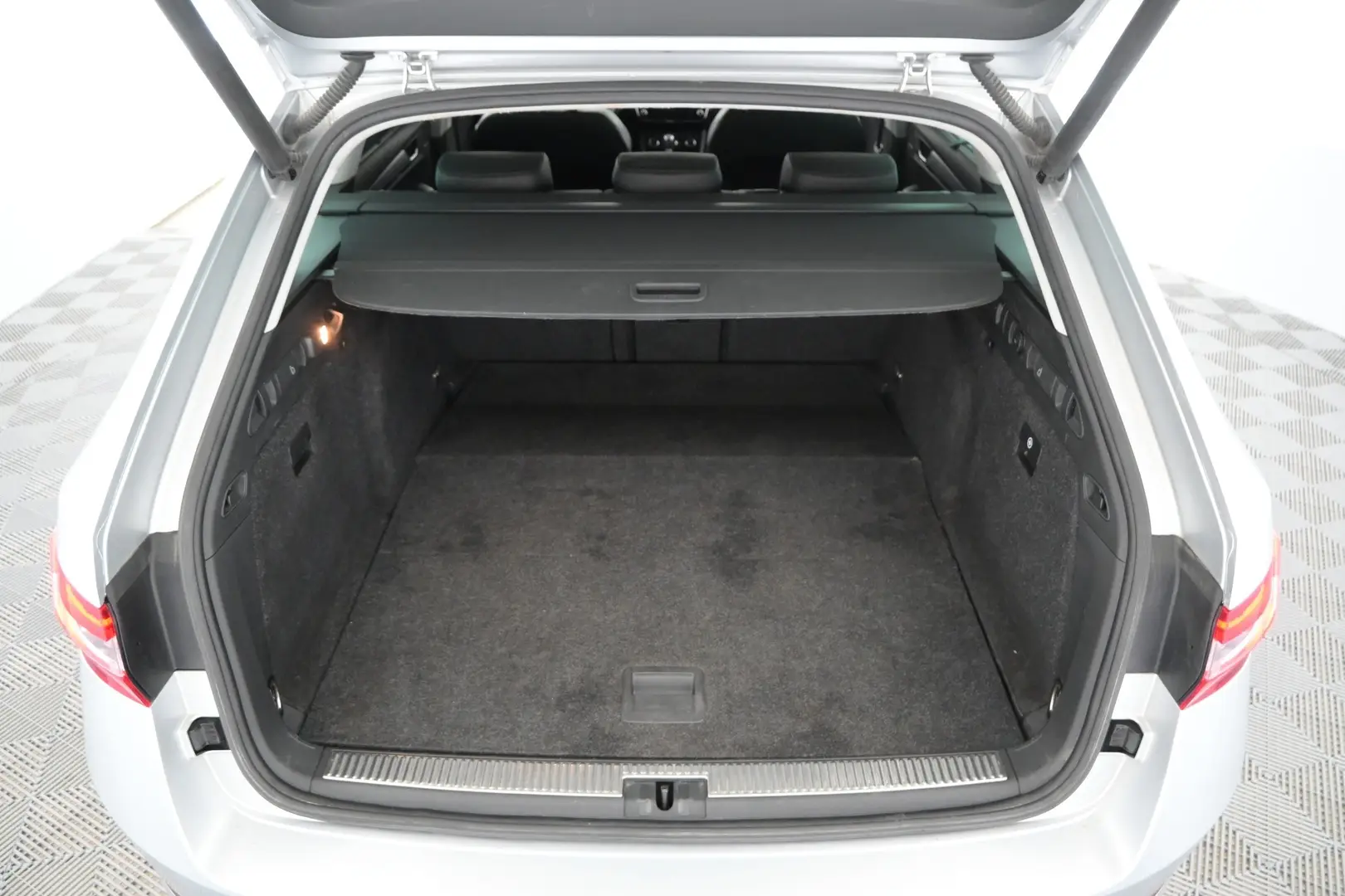 Car Image - 10NYLuMF3T2dVnSkDqeNfB