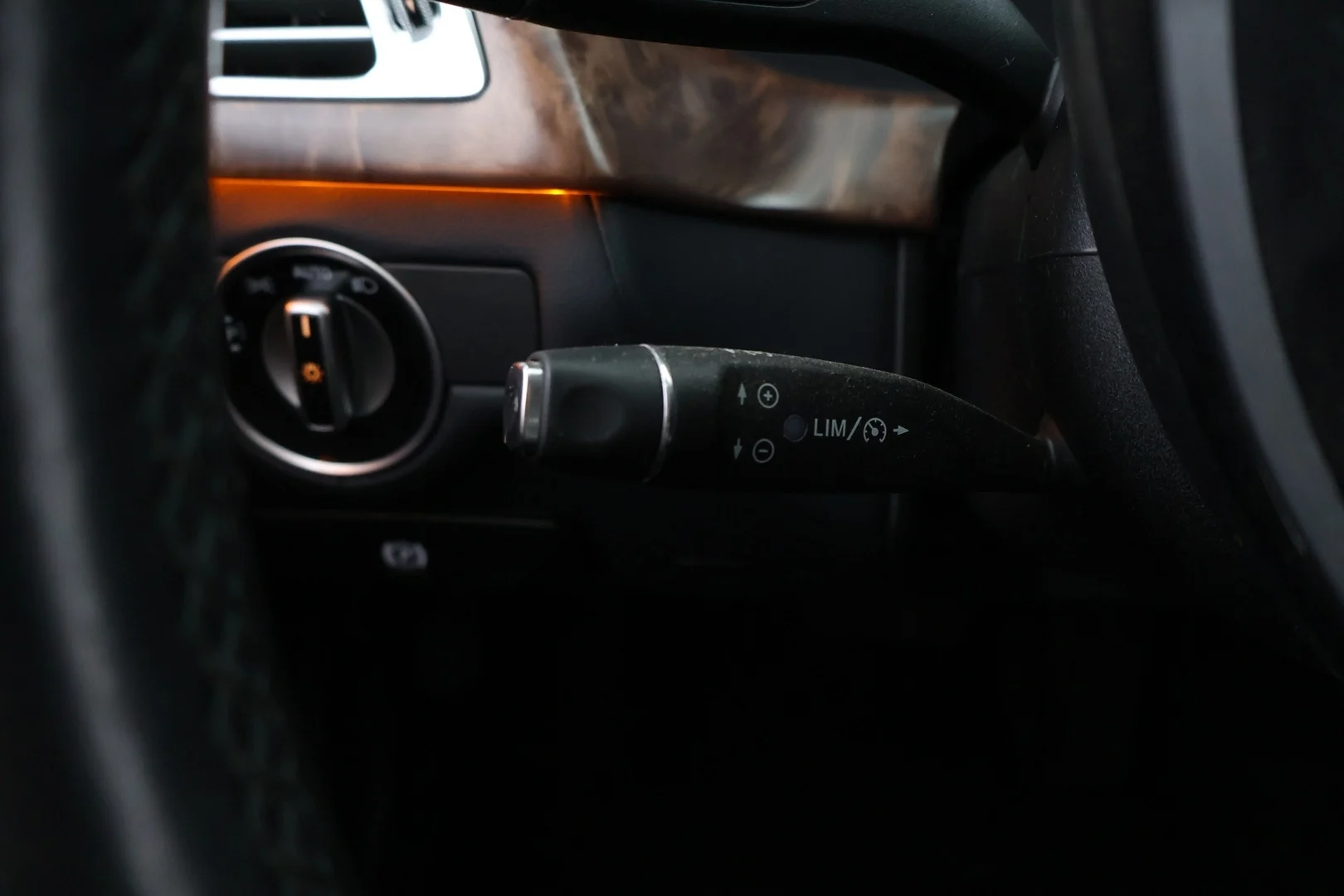 Car Image - IWH01pl2ke73DD8hporgu