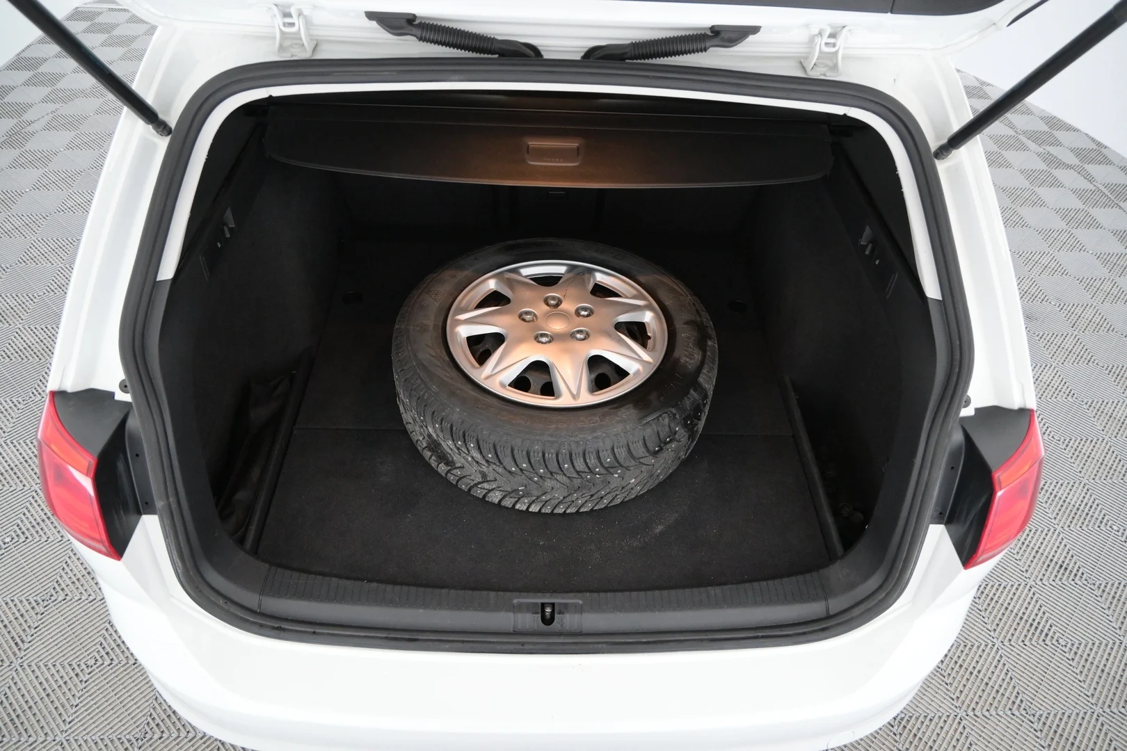 Car Image - 5cBbiYOCUp0A7VdWyXnrcr
