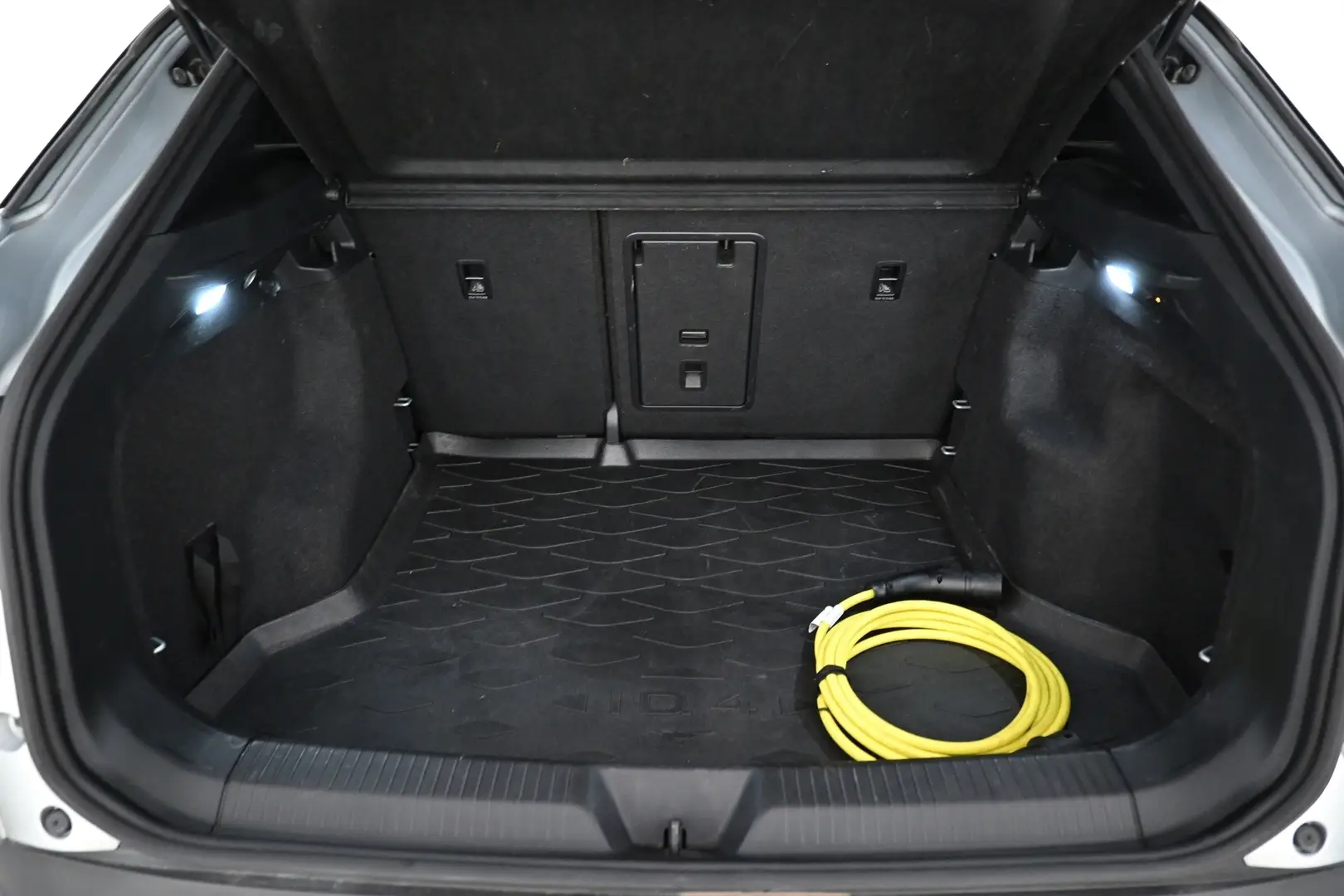 Car Image - 2Cs4LBBqpAAbFOy84FFtRa