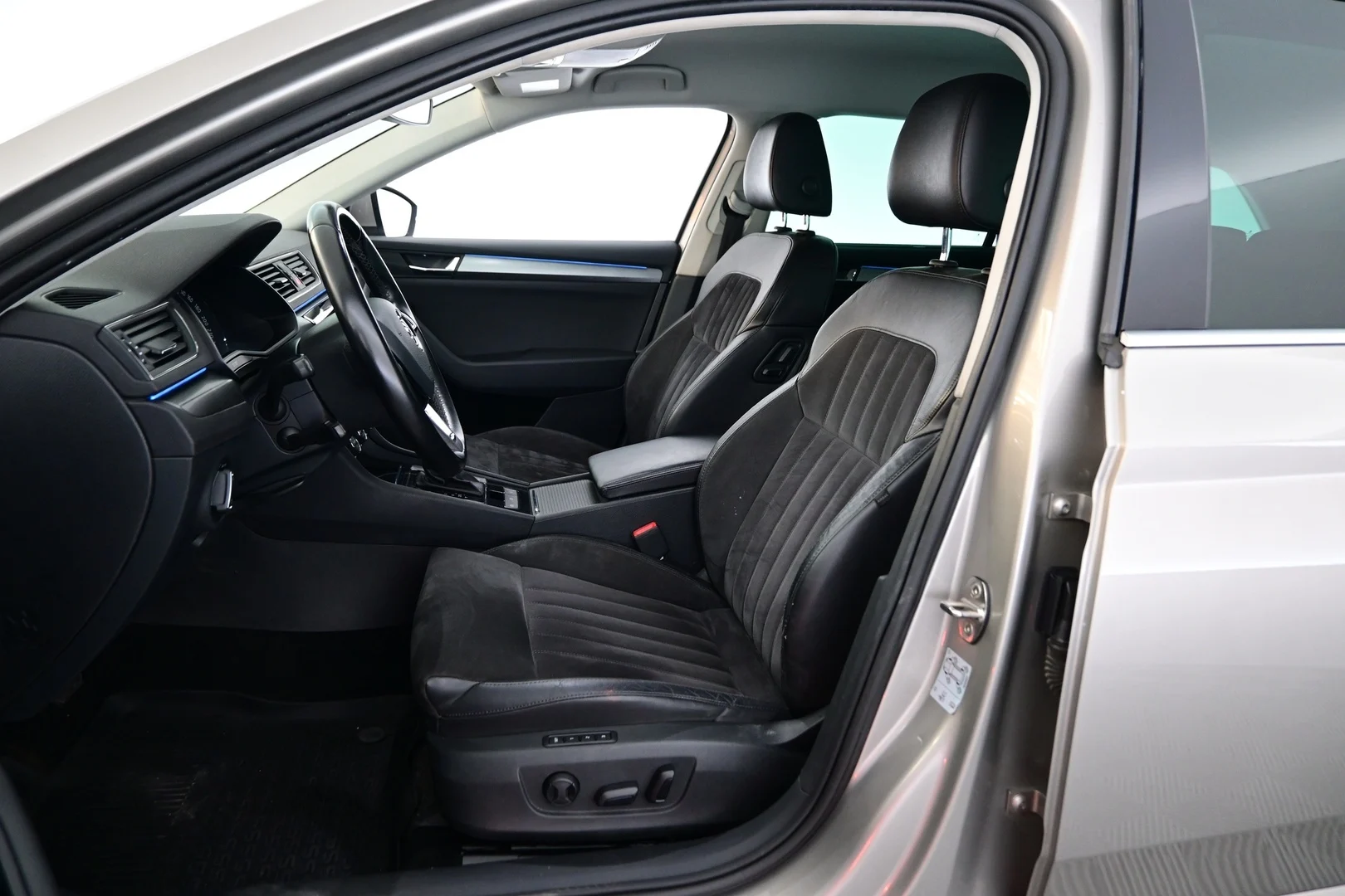 Car Image - 5RikyKC4zZSYWyjH7PPVjT