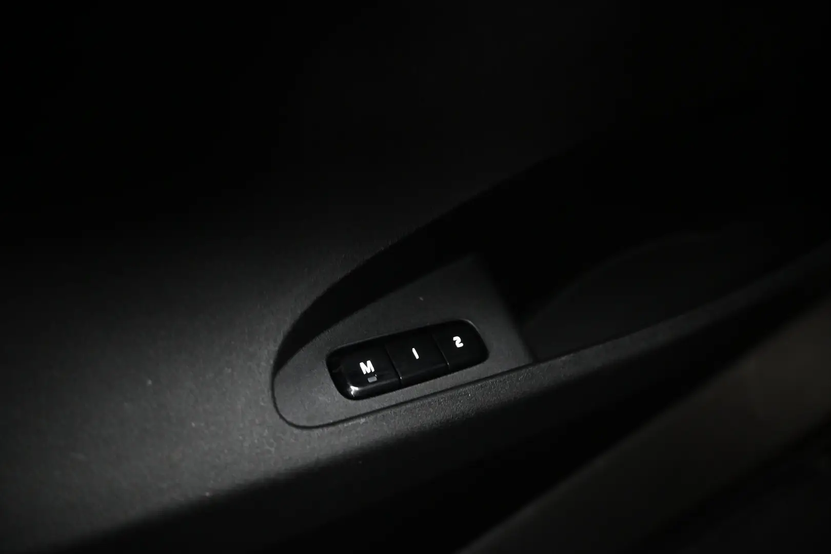 Car Image - 2v2TZ1c5r5FuzvtMuhD16O