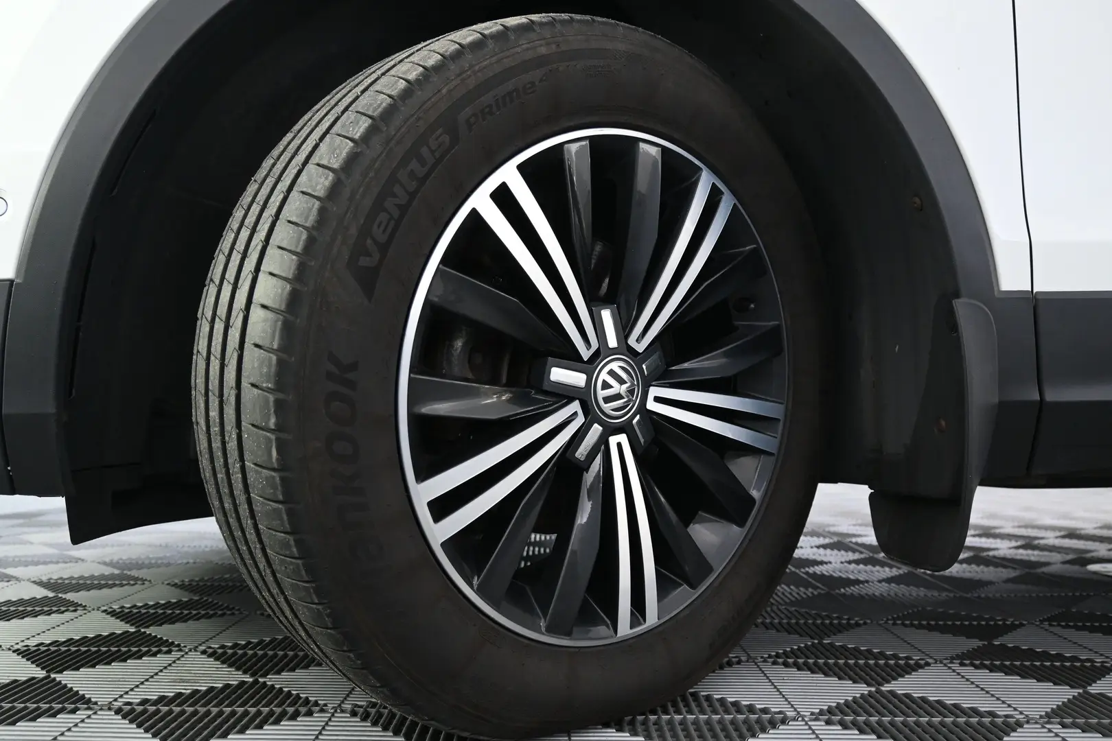 Car Image - 7JBRSnC2MQgP6xfamZeV2X