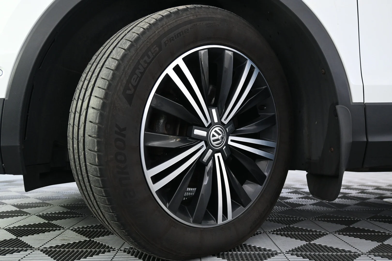 Car Image - 7JBRSnC2MQgP6xfamZeV2X
