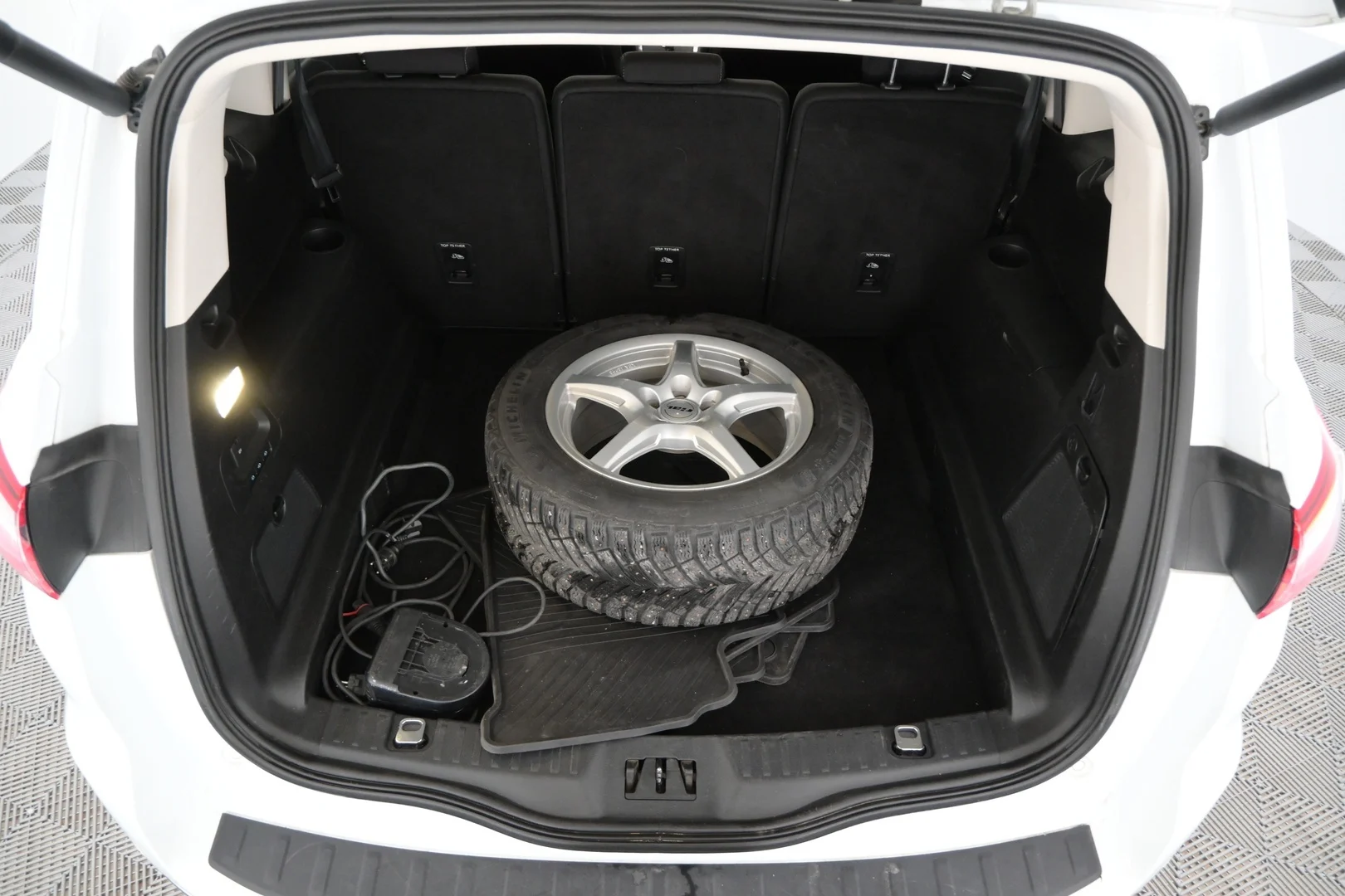 Car Image - 6unxdXgFVHVSdiFE5FDdz5