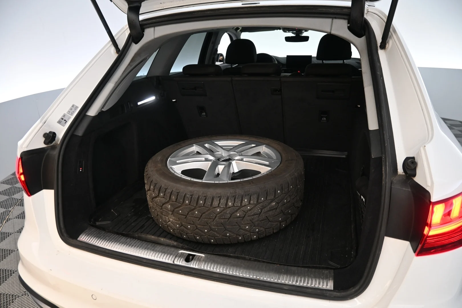 Car Image - 3P9JccJCkTEMR4Q6Z7bO7w