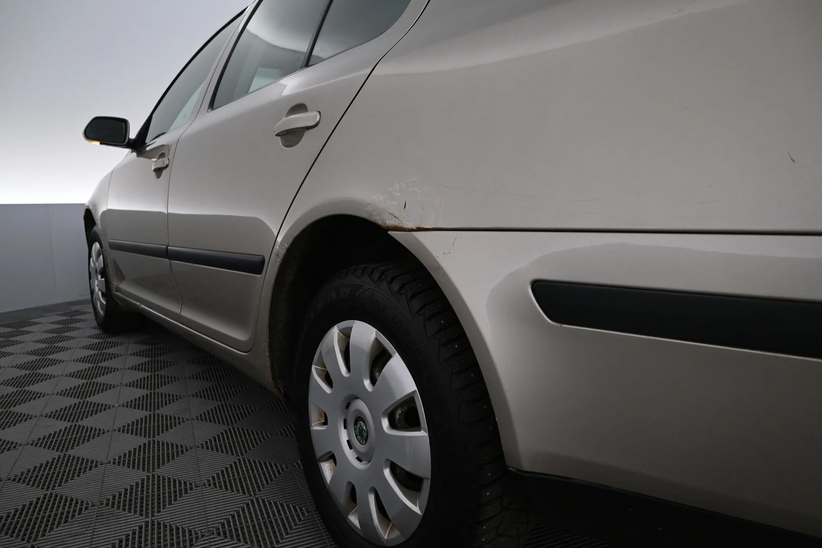 Car Image - 2UQ77m6uu0Oty9Taci46ns