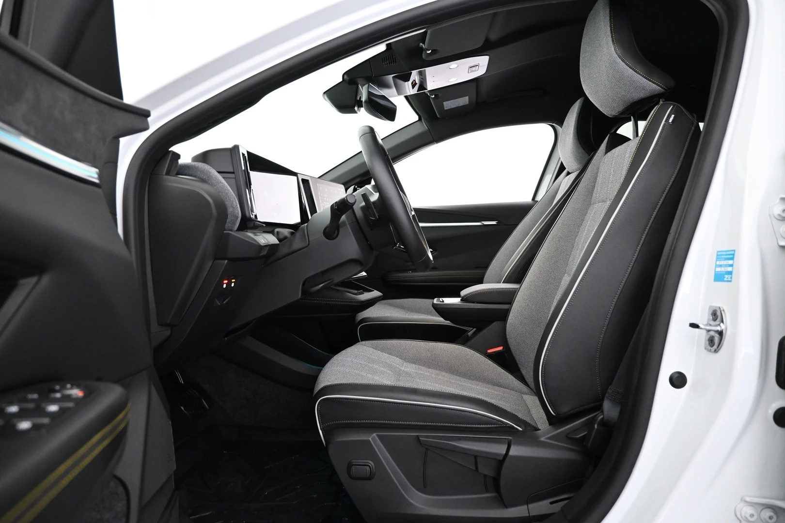 Car Image - 1vqTu3zCAzWqoLoUgRnCXZ