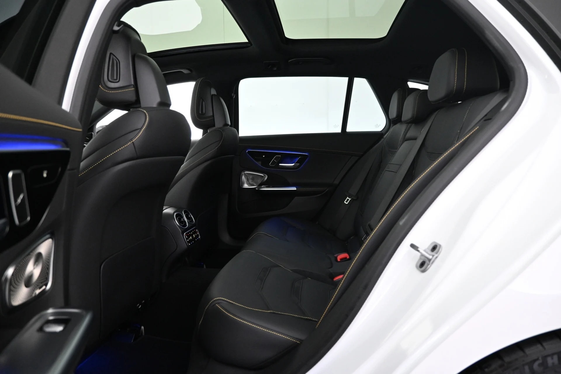 Car Image - 93nlnvf1rm2znc84w357F