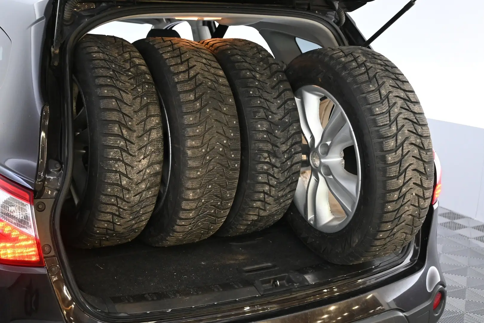Car Image - 2thabxnbaVmriQvTYjbE8w
