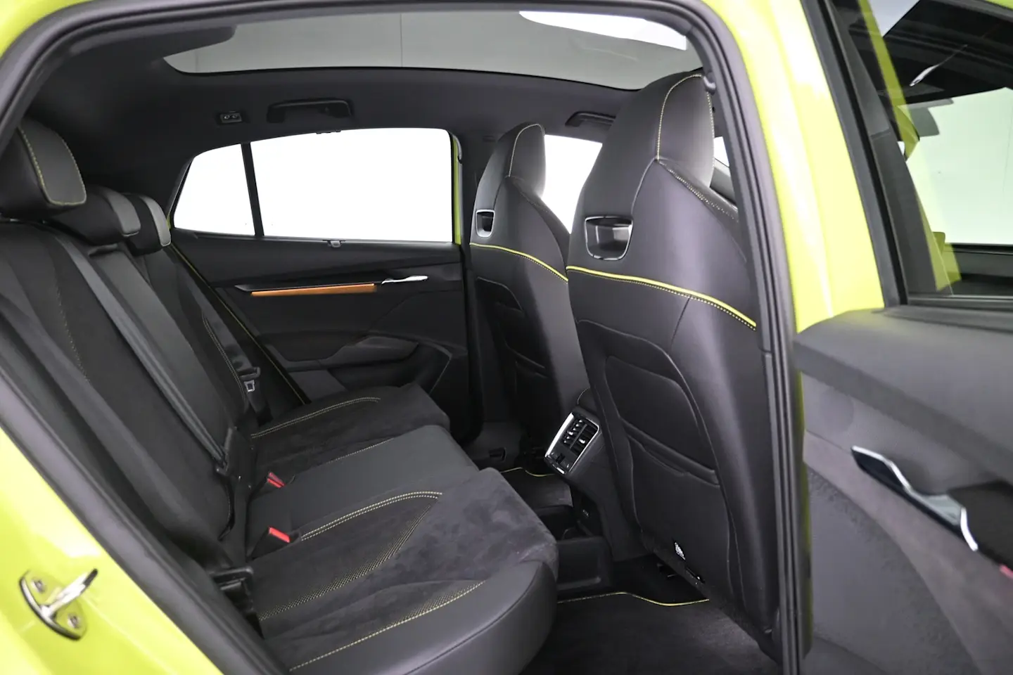 Car Image - 012xju1q0ZqMcLCweAMiKZ