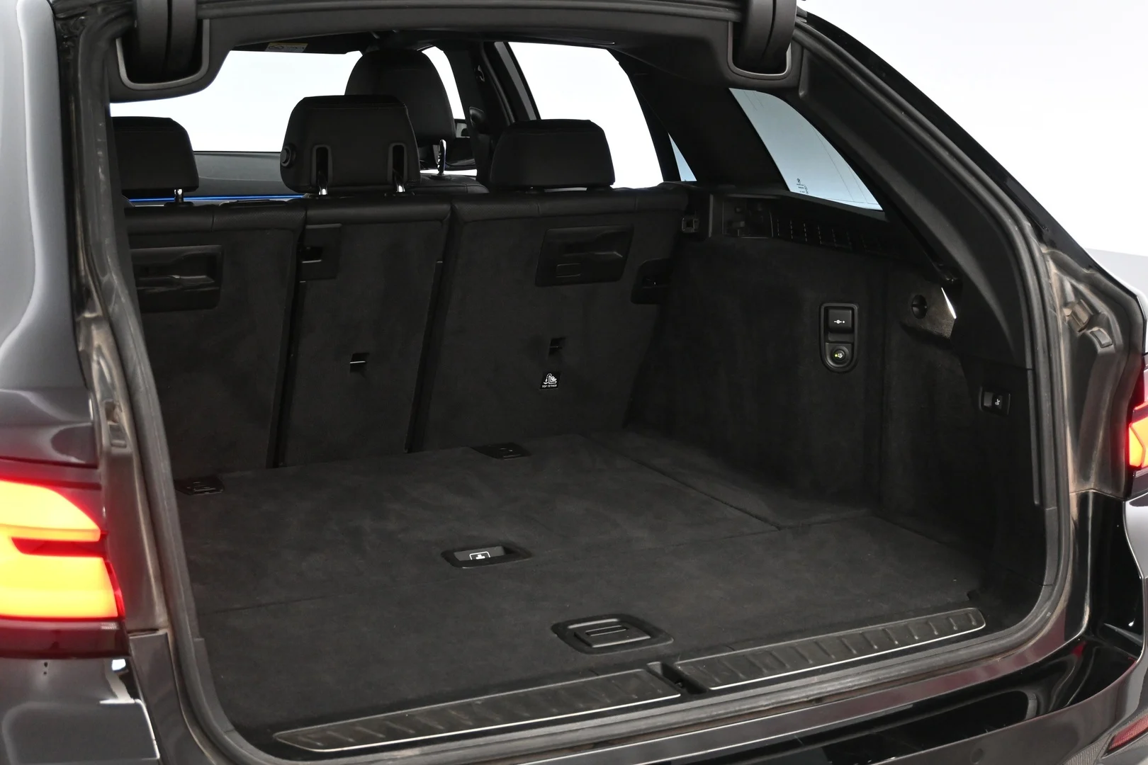 Car Image - 4D7ZVxXGTz6r8SPDL5Wg8
