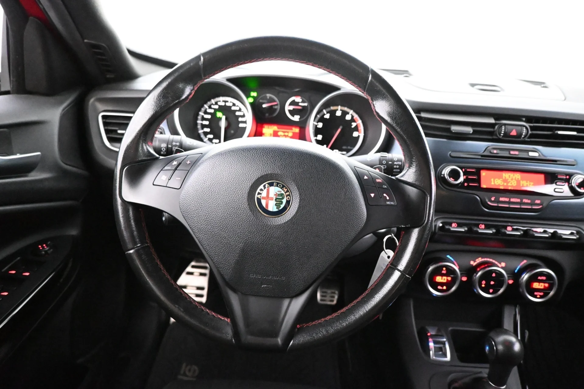 Car Image - 2pCnNb9mLk8ye1D12rZfqk