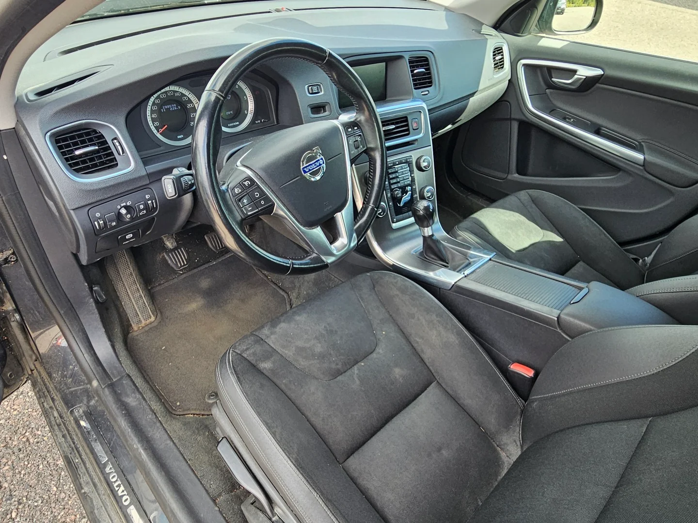 Car Image - 2NlaXVqIlGsl8j5HIYV1xn
