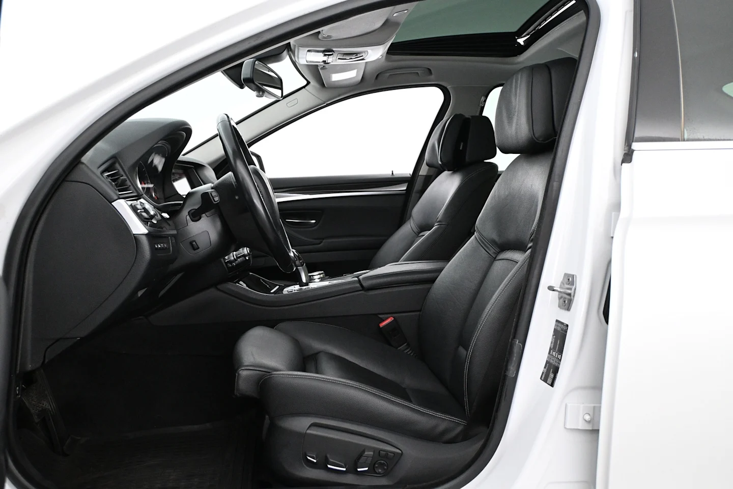 Car Image - 2xw77m5w355Yamdi1dH8NQ