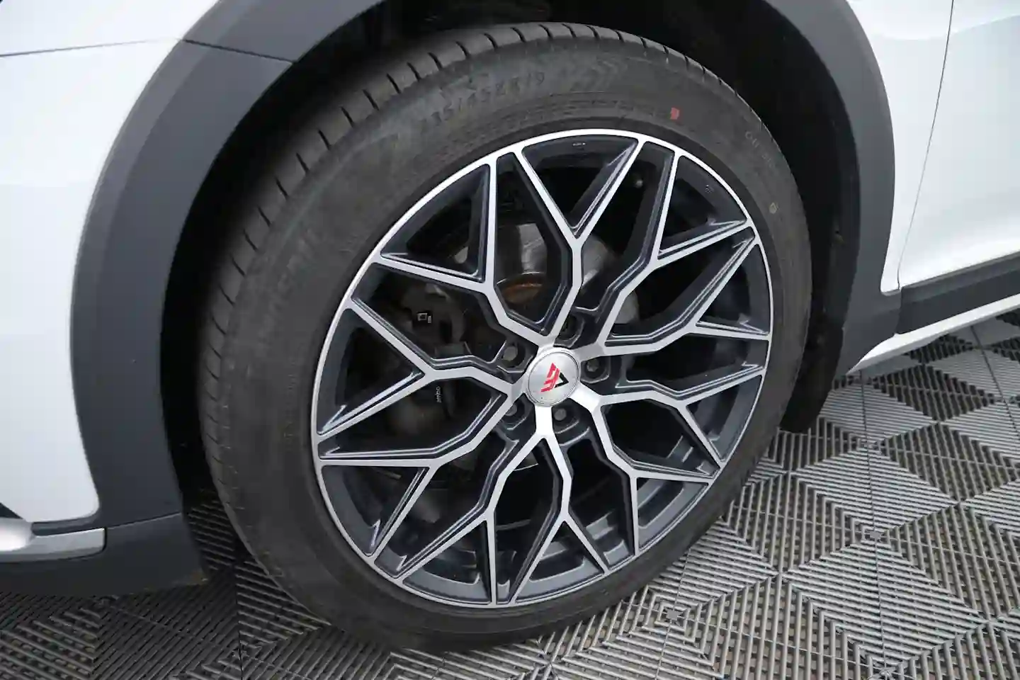 Car Image - dUVTut2RZ8LpI6qOiLTPd