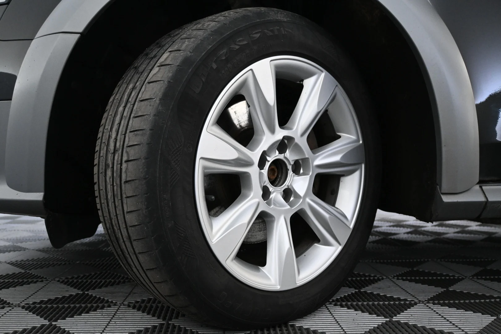 Car Image - zkEB4FGRwrl4XafVvgYa5