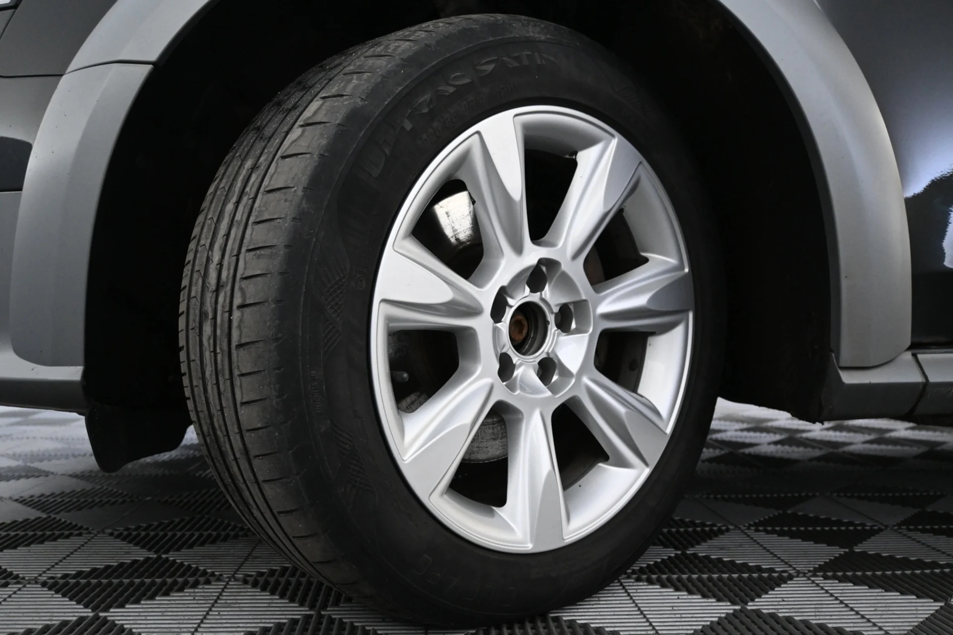 Car Image - zkEB4FGRwrl4XafVvgYa5