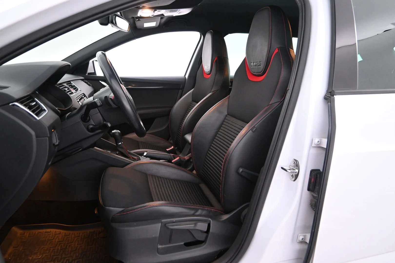 Car Image - 1YovOHW3QaEarbbtDP9Ac4