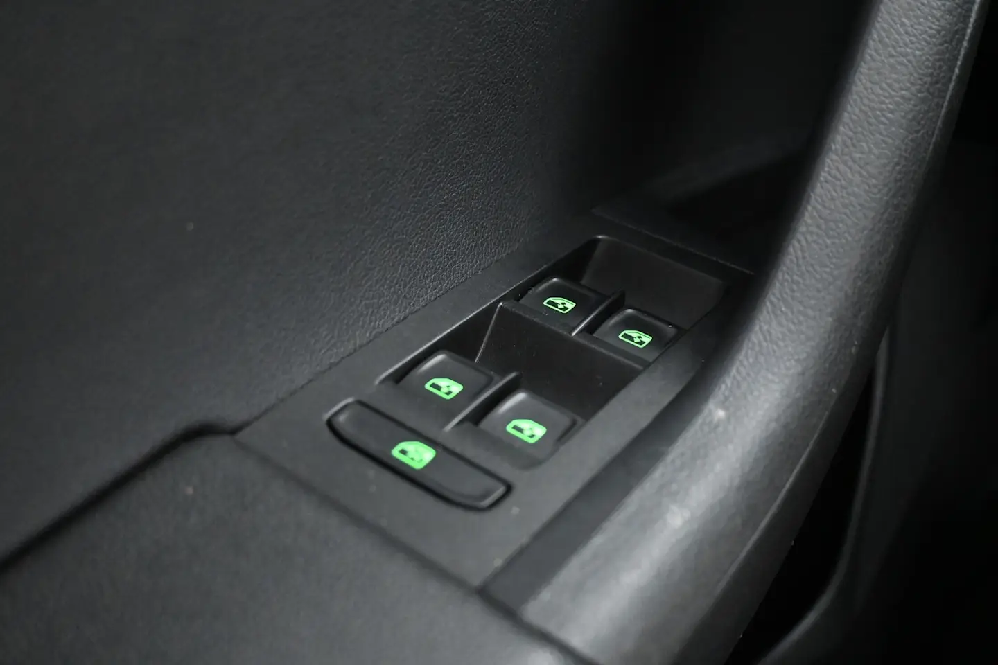 Car Image - 4IYAlPh2Bmz0a6QzDiIAz1