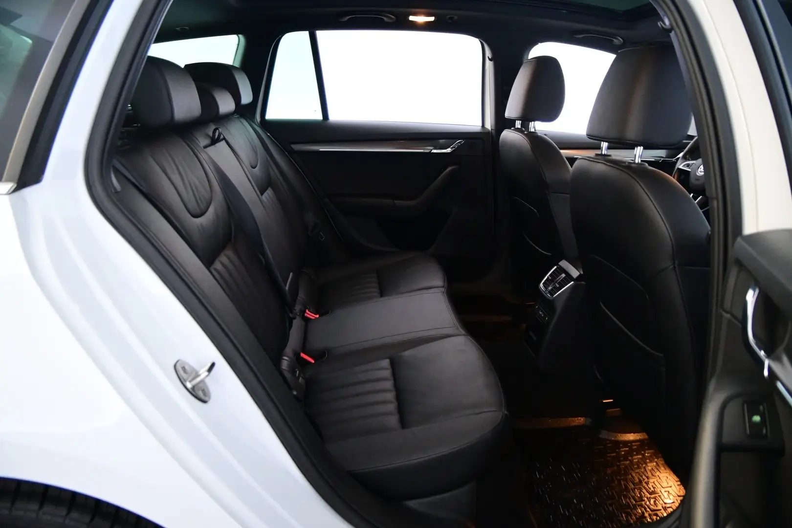 Car Image - 6LrKMFi4wGZUD7guYhlAtU