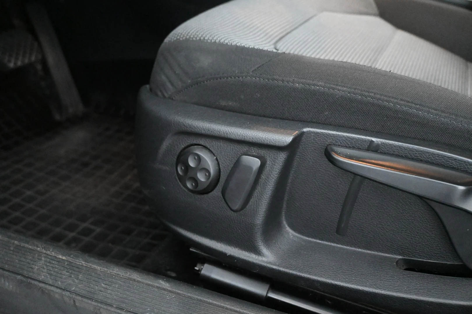Car Image - 1d0el1UEcZKp0Zbo4VivaJ