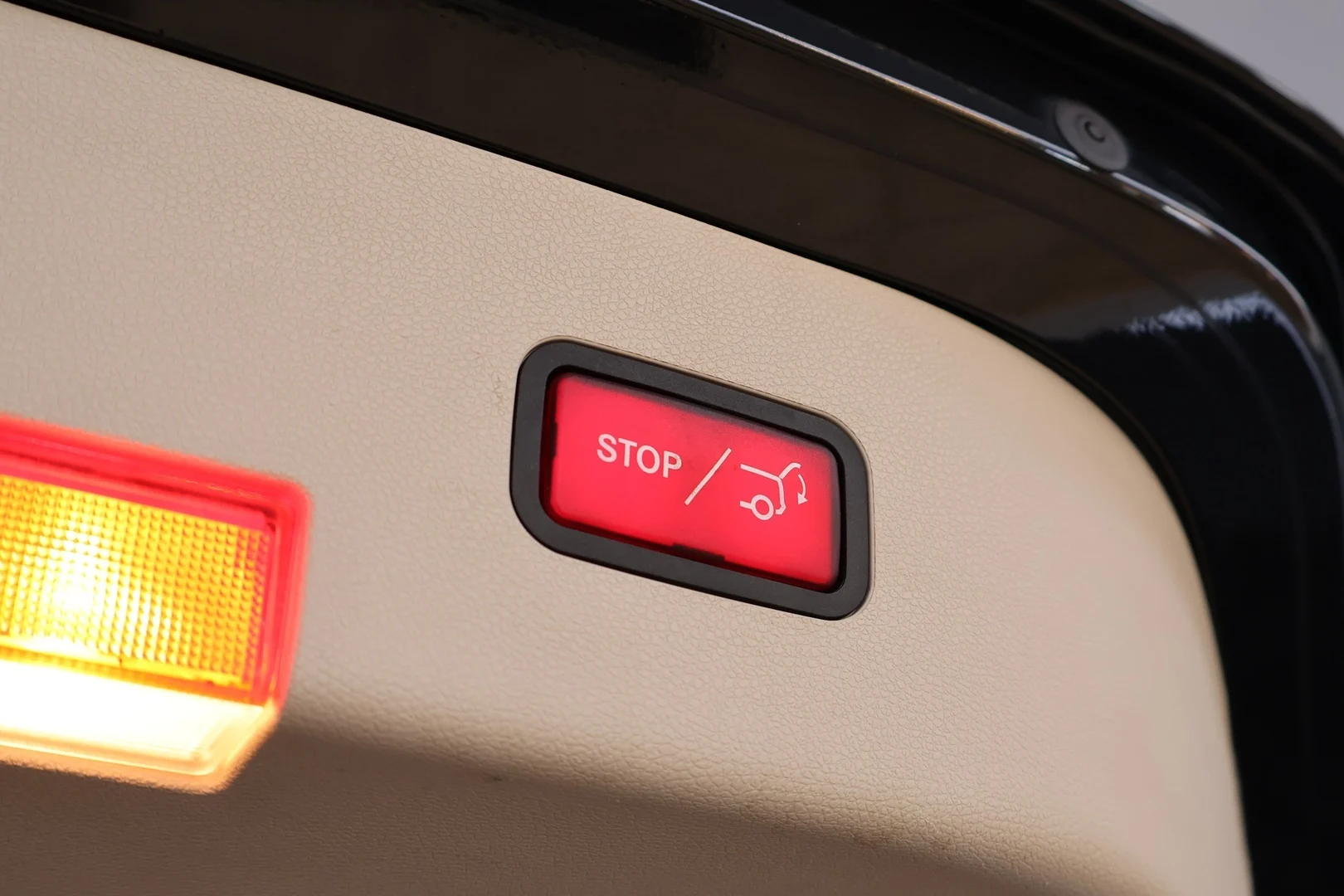 Car Image - 6u8XPSLxIgo8m12XZT656E