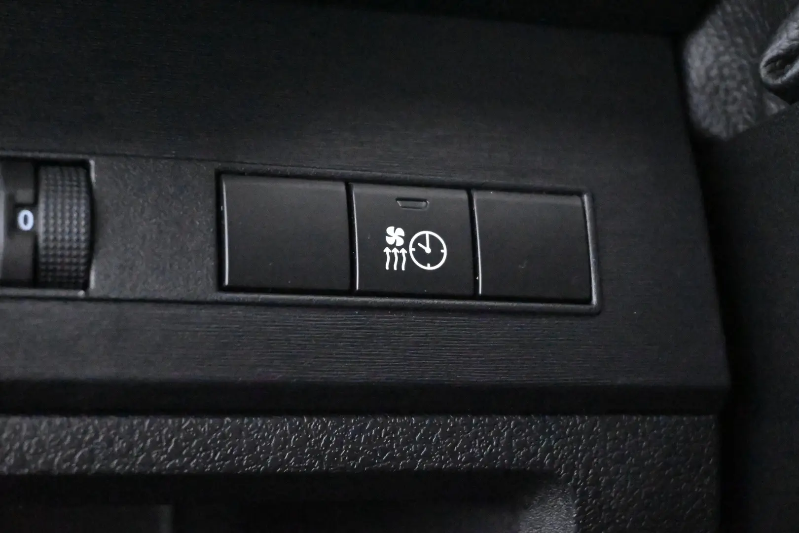 Car Image - 5aPqTAkAYmbvwWbGbHpSTP