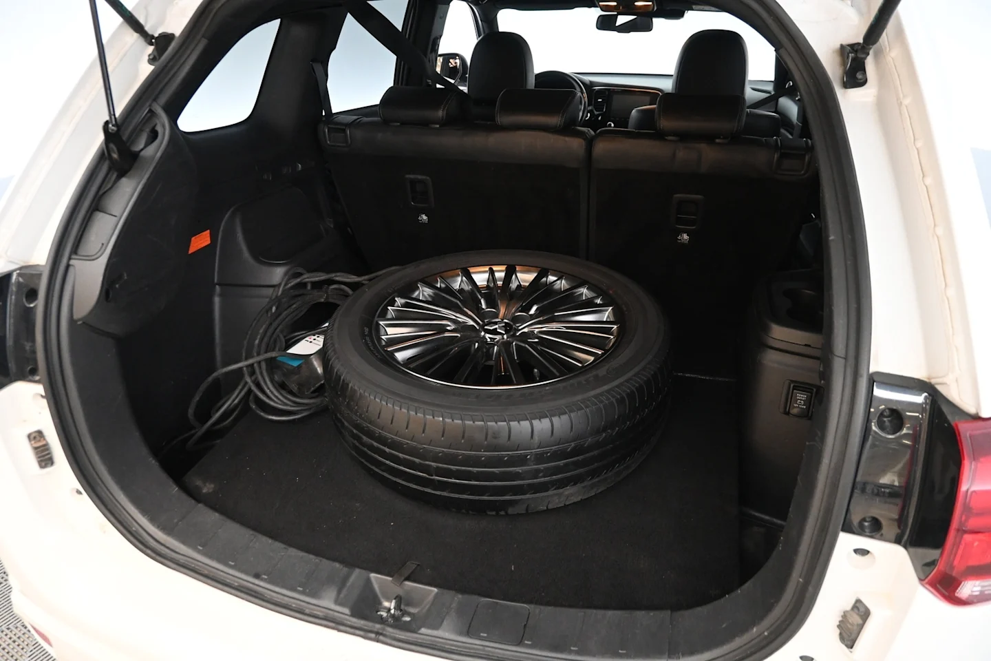 Car Image - 4YLHl7bhdlbYAF35zgMoBE