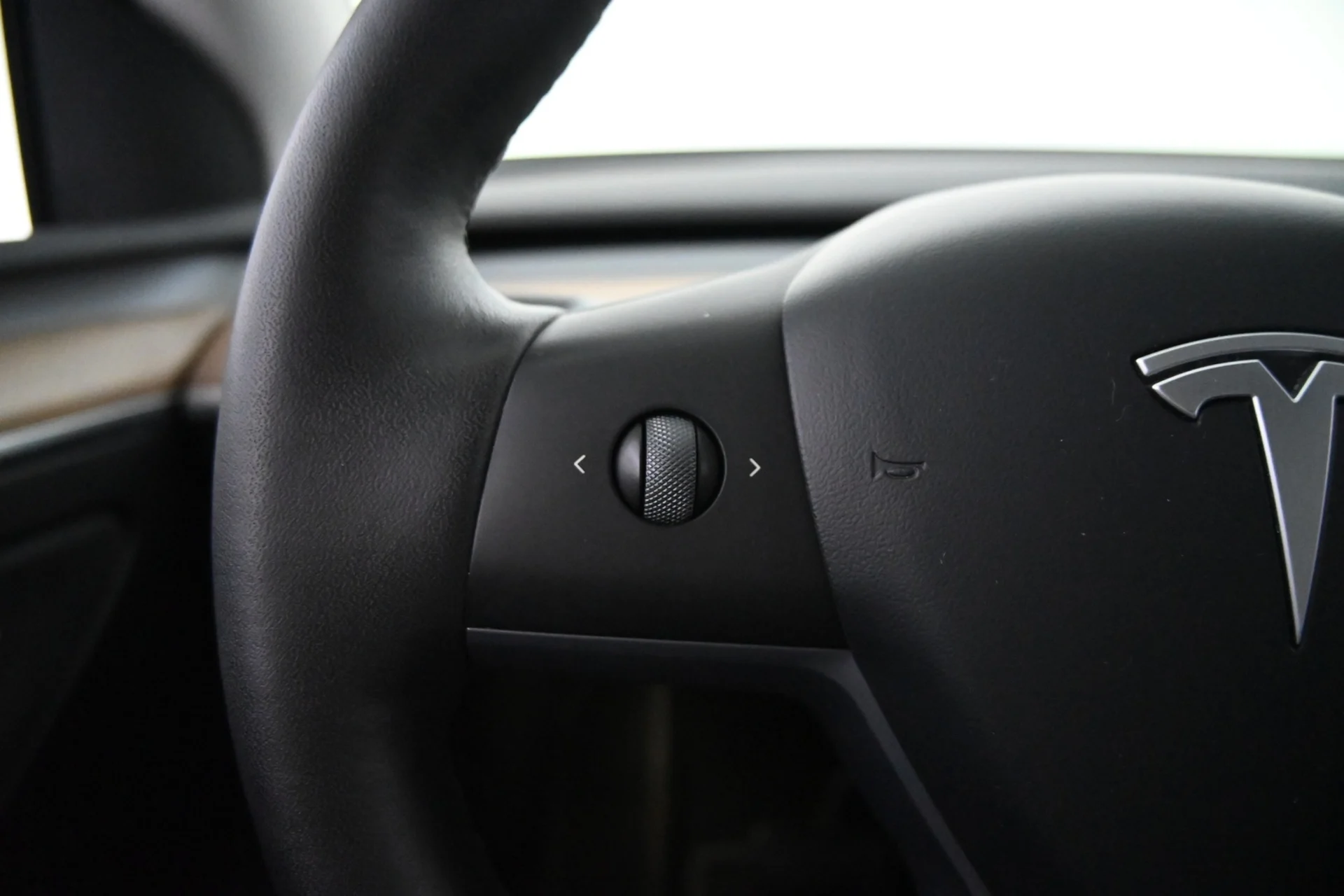 Car Image - 4WX7QM9YNSiOxqeMuRD9uU