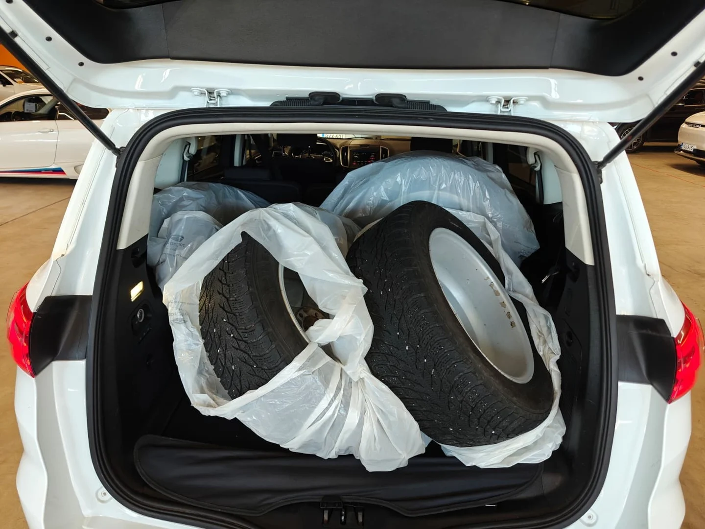 Car Image - bAo5caeL3b3eIEMPE7T9V