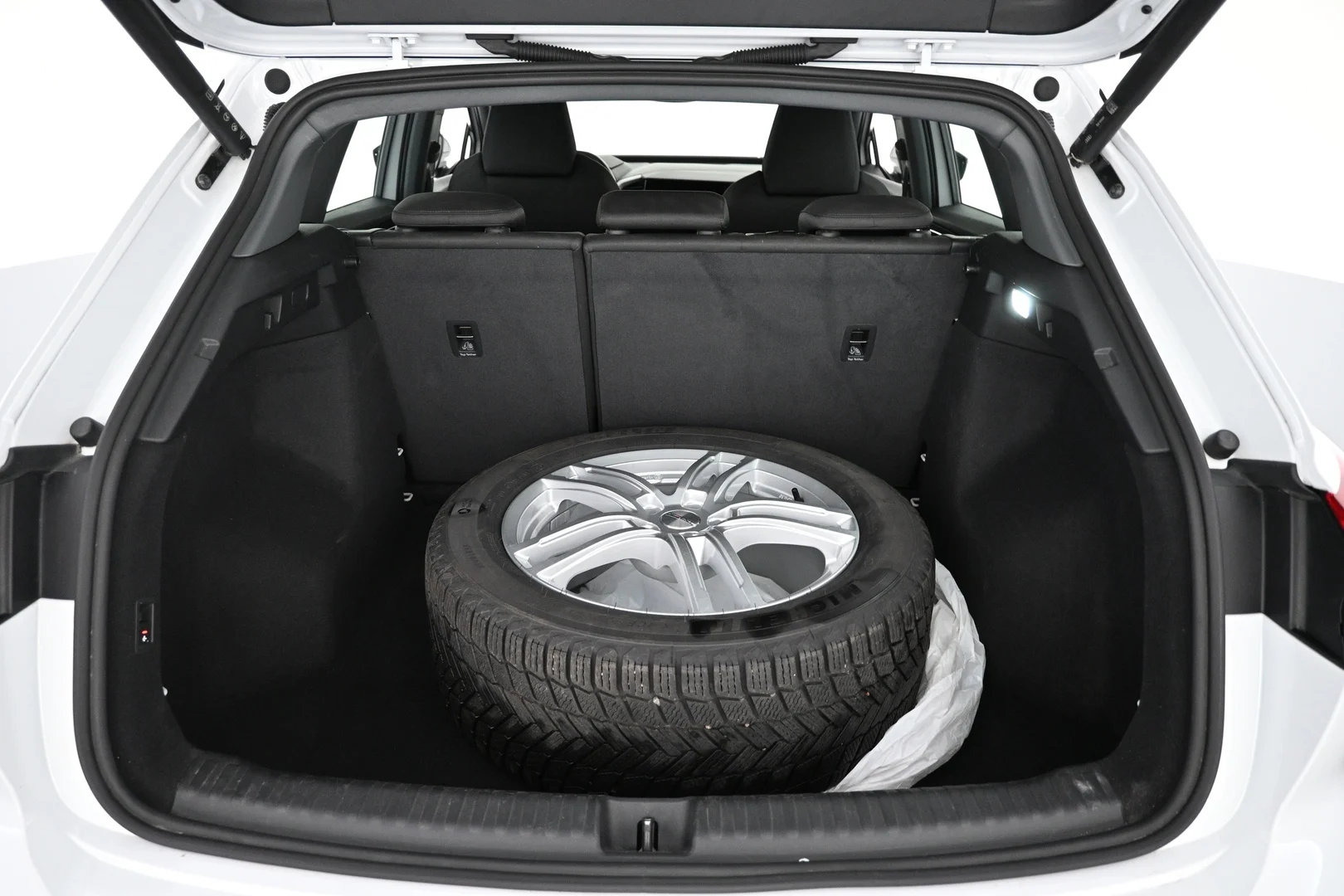 Car Image - 6rsEzkT7iOUD2nFJwLS6s