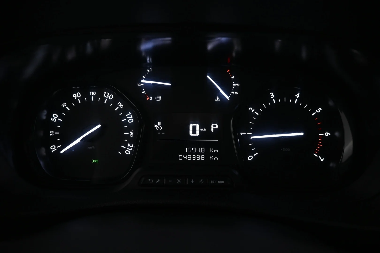 Car Image - 9EoCrdpPeERf2IDfE0FAm