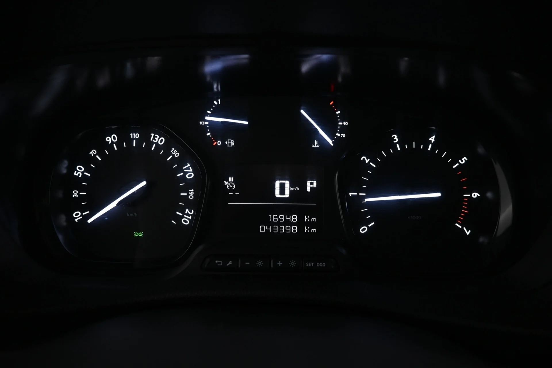 Car Image - 9EoCrdpPeERf2IDfE0FAm