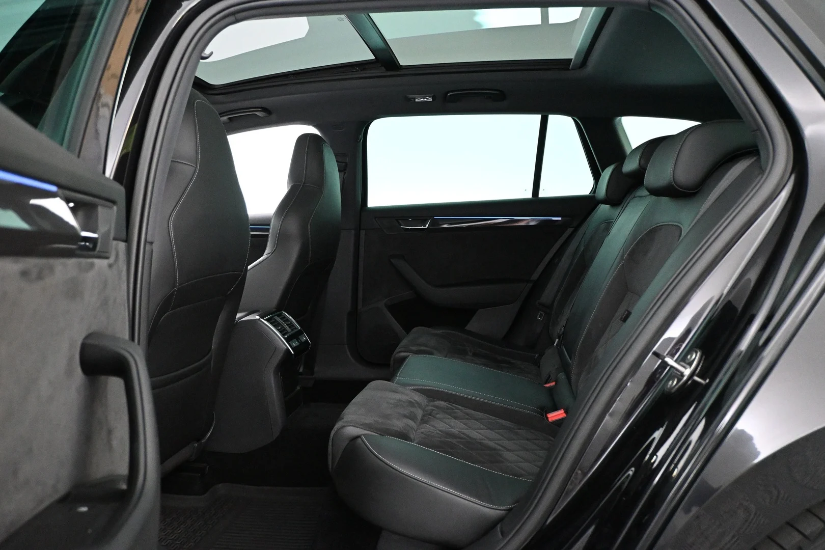 Car Image - 2nls6fmFmGVwlucJrU97LZ