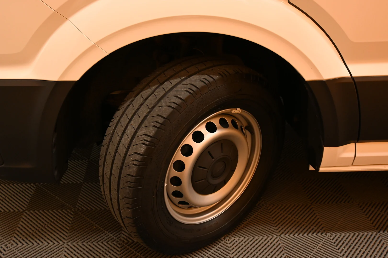 Car Image - 1moh1V8PVSxfB8KJ8JW7fZ