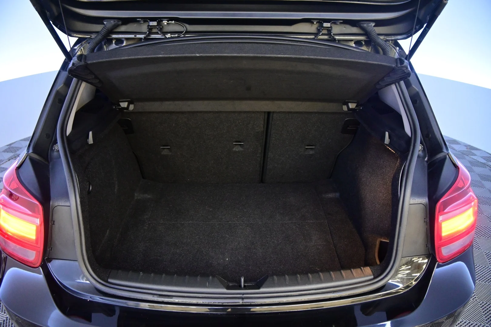 Car Image - 7ynbXUQMvYThZWwexxDsEp