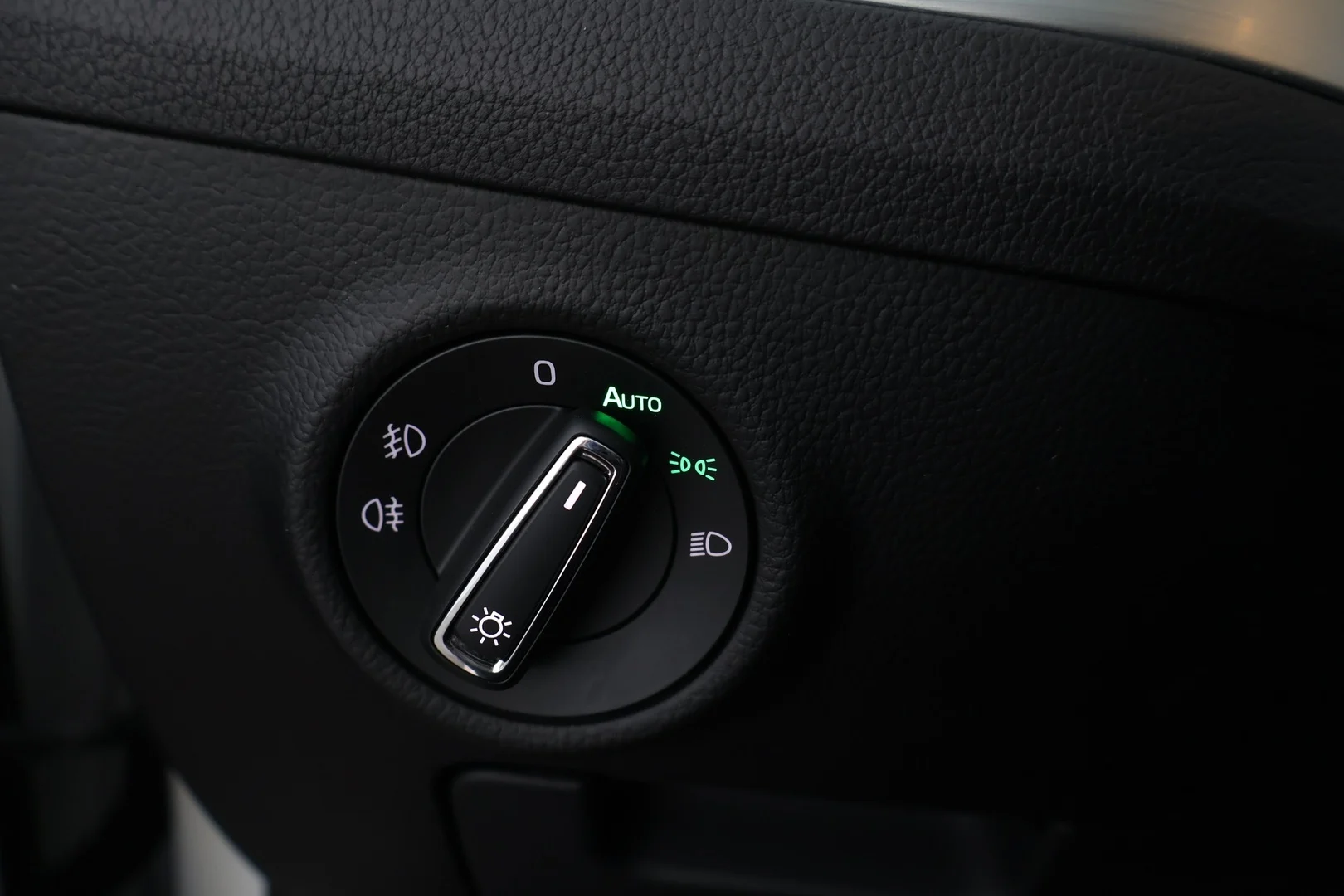 Car Image - 6KzEWNFsrb1lSSNhStfaI8
