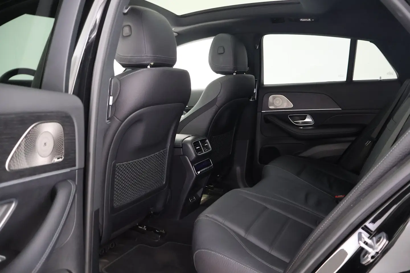 Car Image - zSMg2ikQm8q8U04Lr5DDN