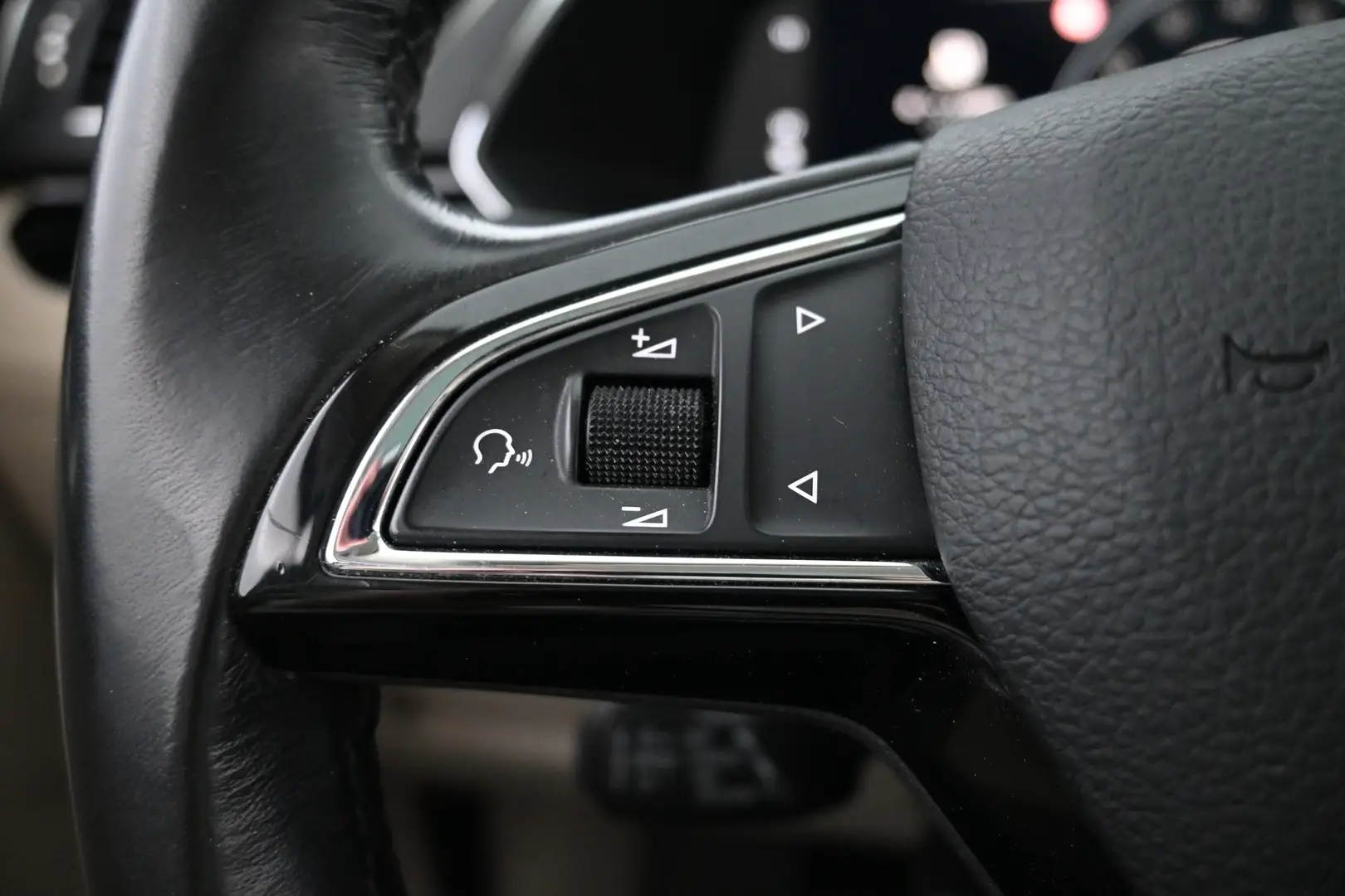 Car Image - 6K8lF71sVOpdb5AuCEpVXF