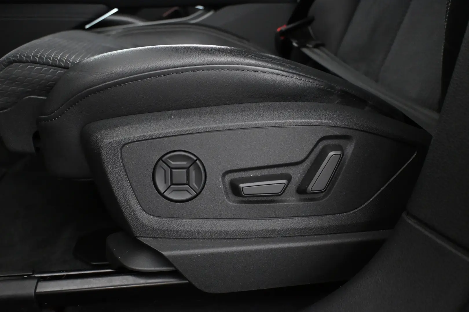 Car Image - 6o3T03baz5iYasDWG9Gsho