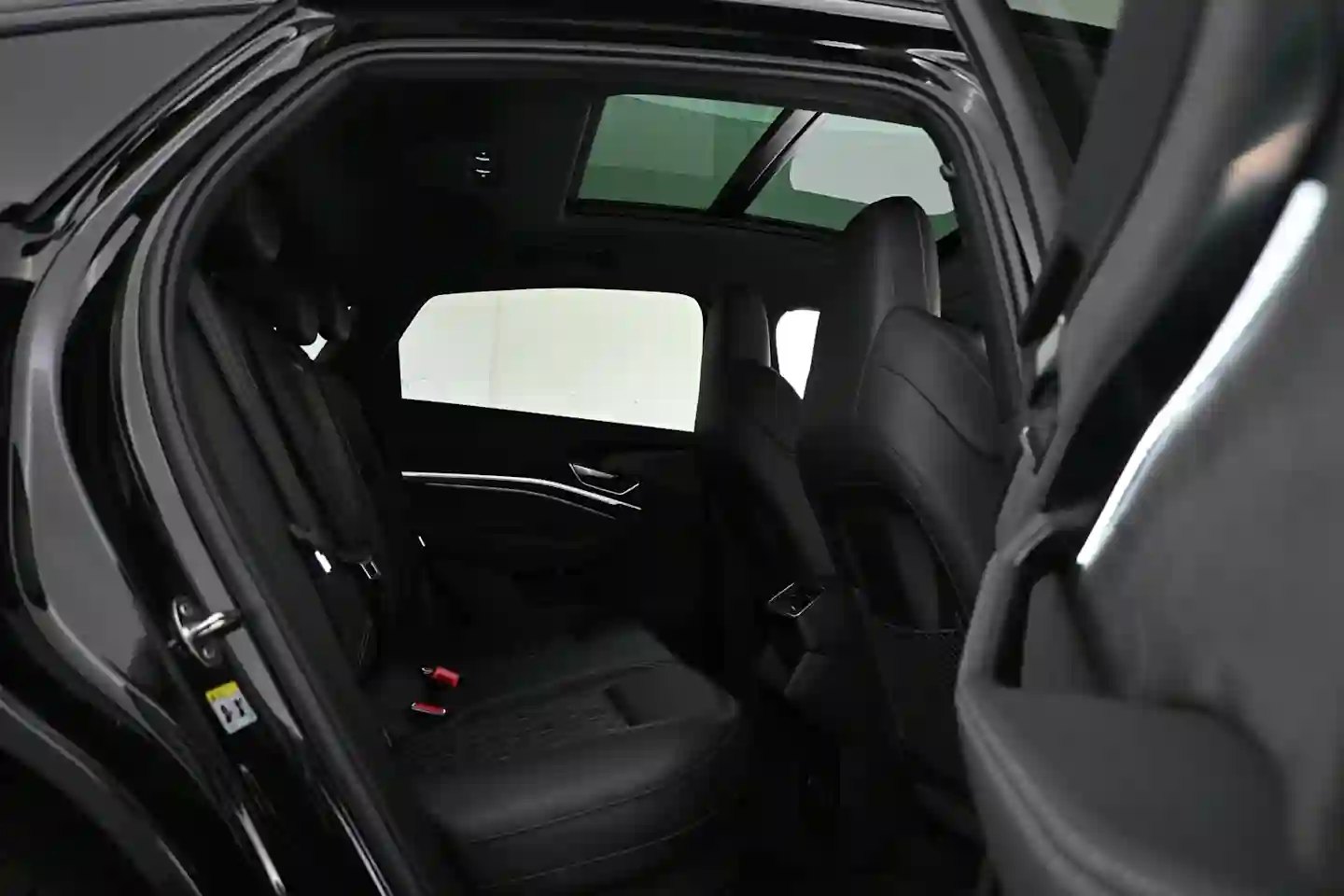 Car Image - 3SeTrWVFpMxFcxx8TpHywU
