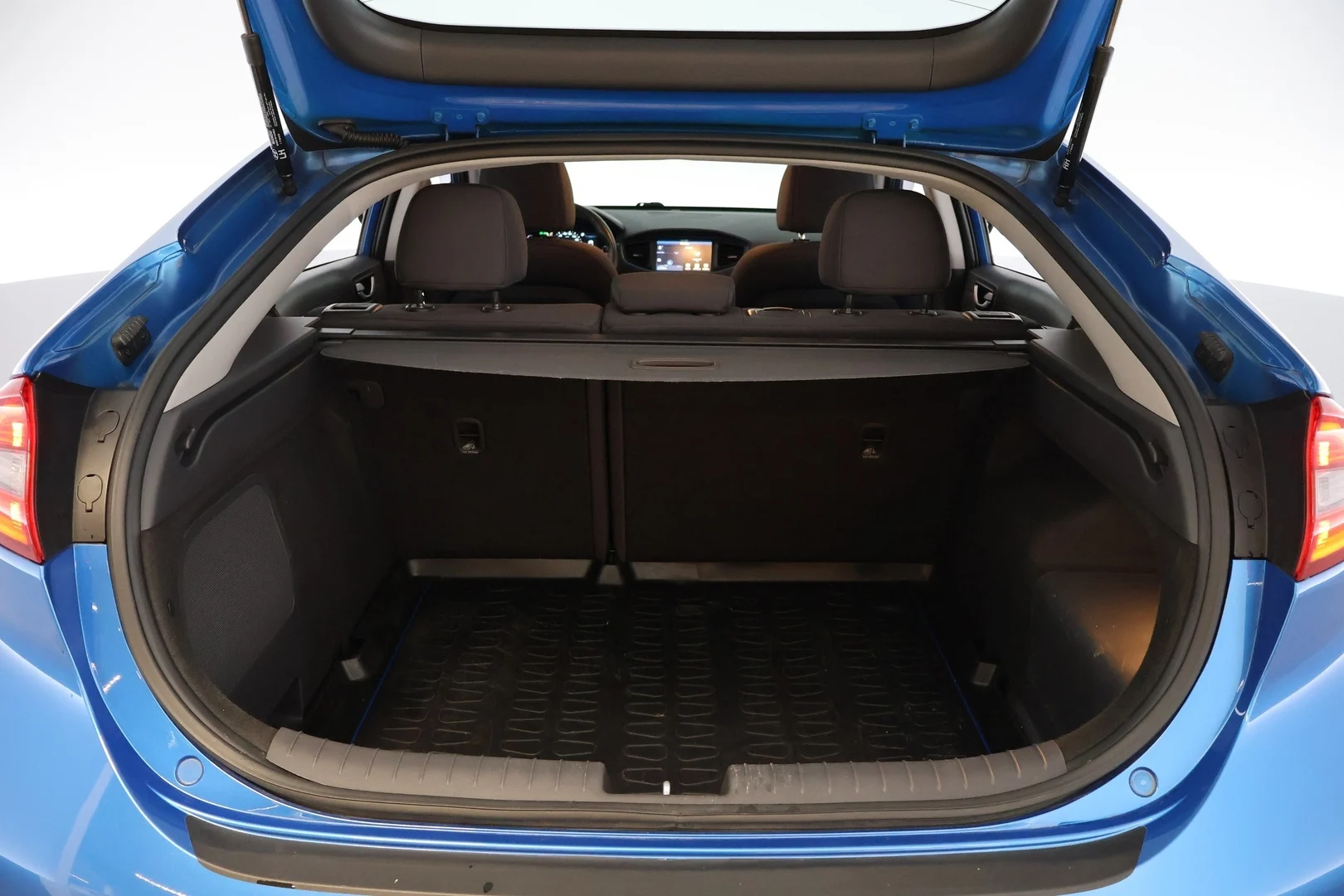 Car Image - 3oYv69DXwxe9jMR7ymCUPN