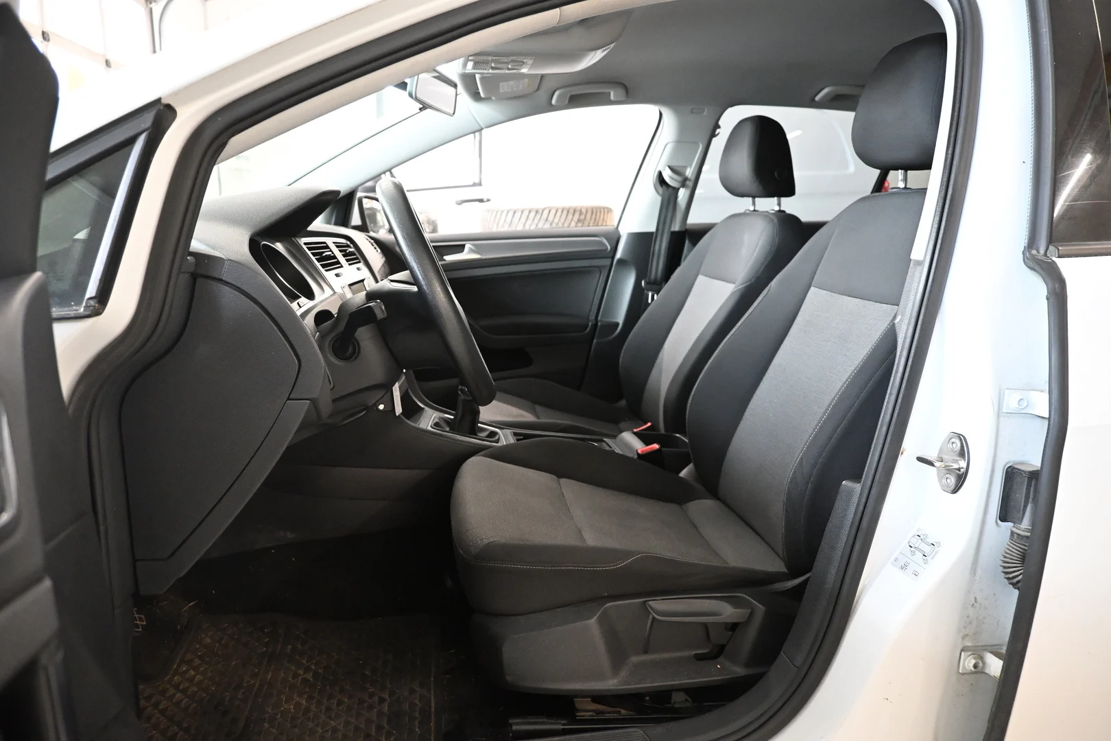 Car Image - 74co1RN9PR15KIiyINxmUz