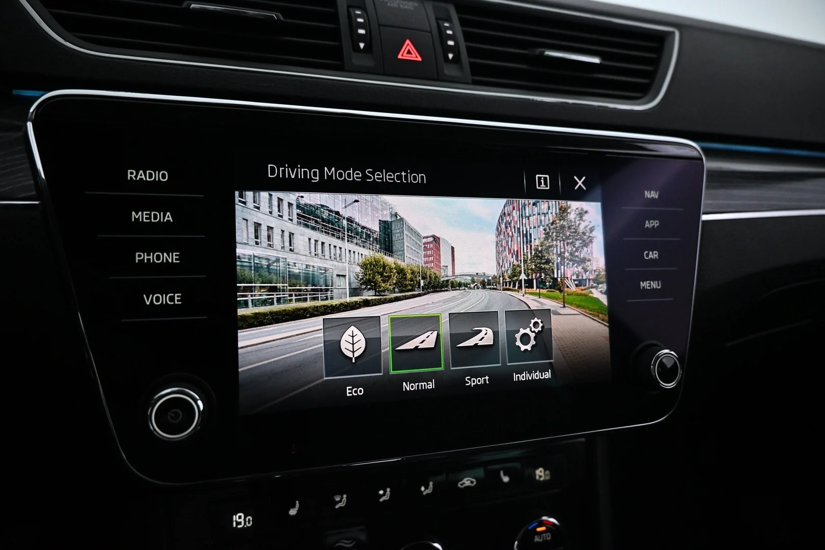 Car Image - 4l6YiS1ywvjkikTaTvpOq8