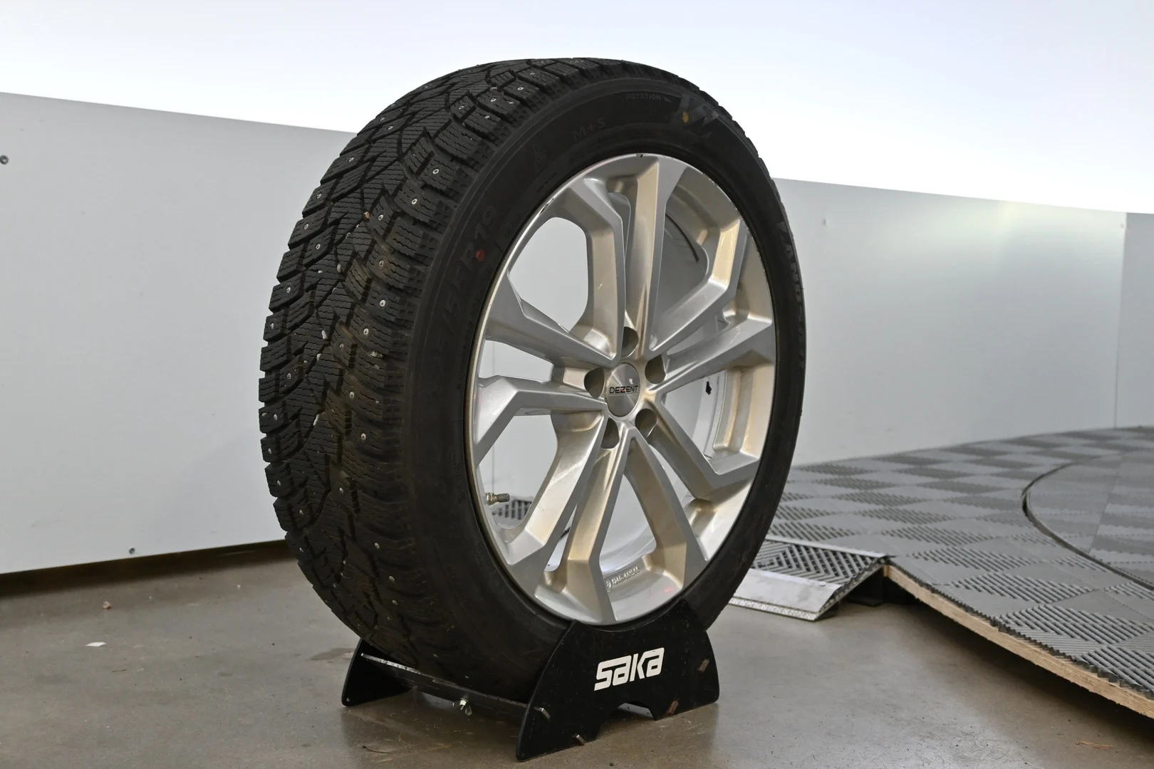 Car Image - 2I2tR4ryqL9iLbxJT3yv1j